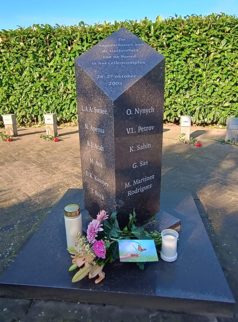 De huidige afbeelding heeft geen alternatieve tekst. De bestandsnaam is: Herdenkingsmonument-Schipholbrand-2.jpg